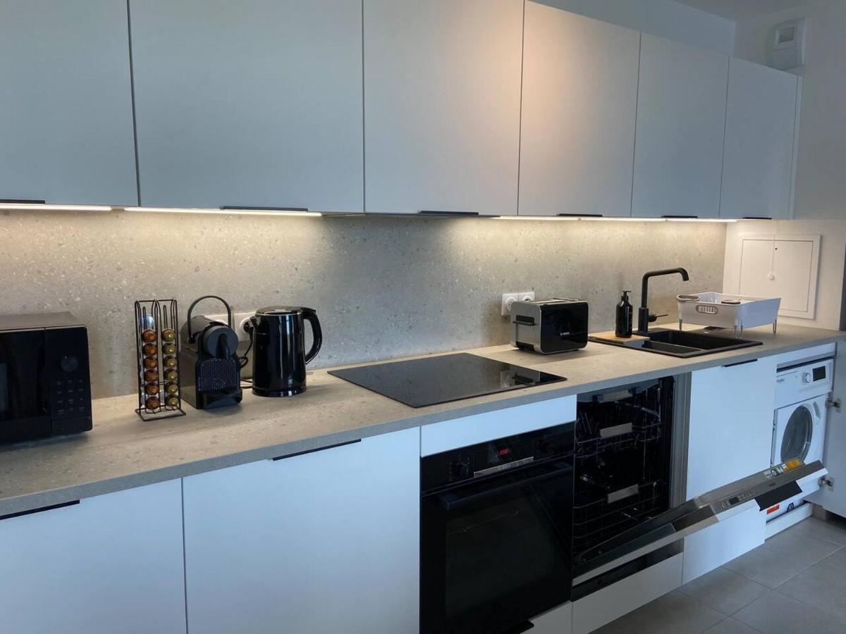 Disneyland Minimalist Lifestyle - 5 Pax Apartment เซร์ริส ภายนอก รูปภาพ